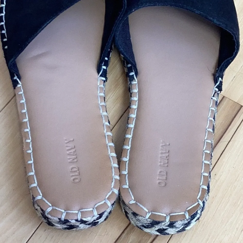 Old Navy woven rope and faux suede slide on sandals. Women’s size 10